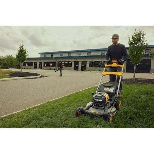 DeWalt 60V MAX 21″ Brushless RWD Self-Propelled Mower Kit DCMWSP700Y2 - Image 6