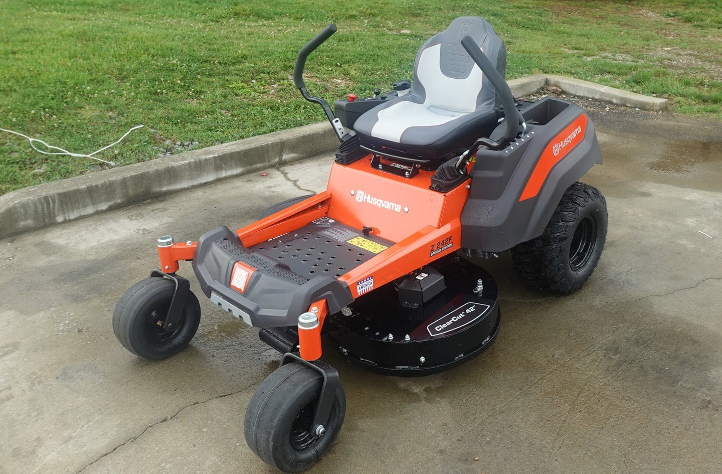 Husqvarna Z242F Special Edition 42″ Zero Turn Mower 21.5HP KAW (Scratch and Dent) - Image 4